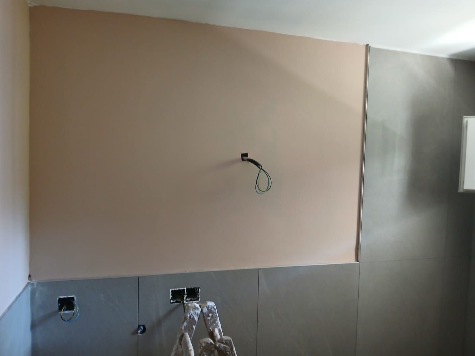 Nachher: fertig gestrichene Wand