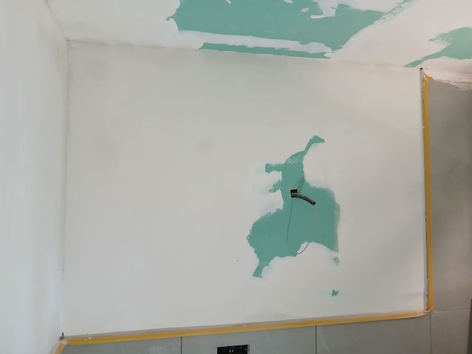 Vorher: gespachtelte Wand vor dem Anstrich