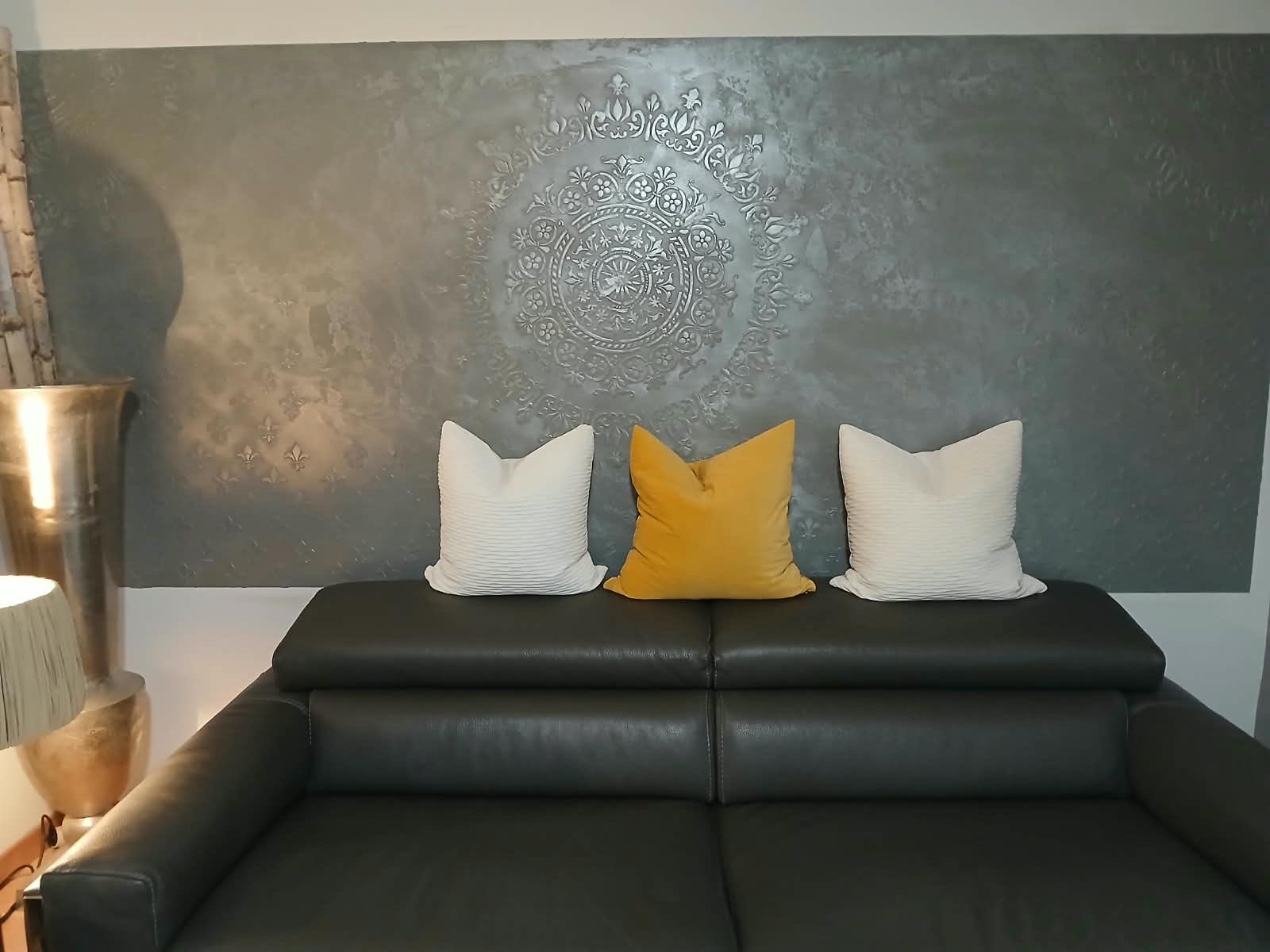 Akzentwand im Wohnzimmer mit Mandala-Ornament in Metallic-Spachteltechnik